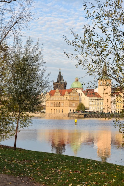 Marcher en automne Prague