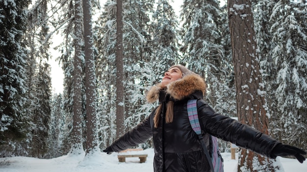 Marcher dans la forêt de pins d'hiver par temps glacial un mode de vie sain