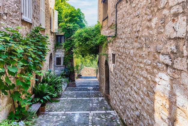 Marcher dans les rues pittoresques de SaintPauldeVence Cote d'Azur France