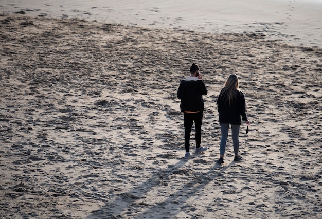 marcher dans le sable sur la plage