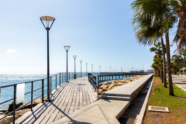 Marcher le long du bord de mer