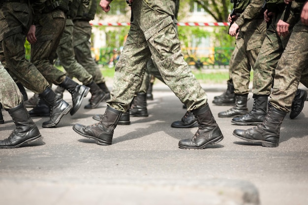 Marcher des soldats en bottes militairesxA