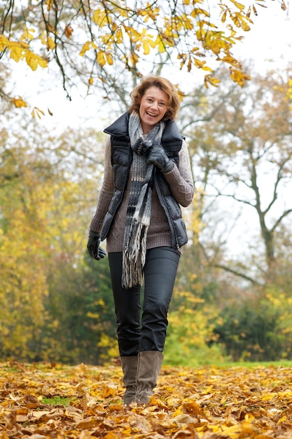 Marcher avec un sourire en automne