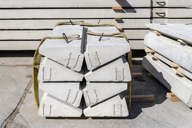 Photo des marches en béton armé sont attachées avec des élingues pour être chargées dans un camion