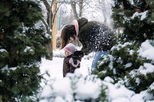 Photo marches d'hiver avec les bébés et les jeunes enfants bébé tout-petit en hiver comment protéger les enfants dans le froid