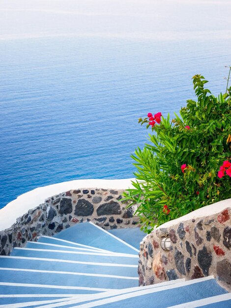 Photo des marches de pierre menant à la mer santorini grèce