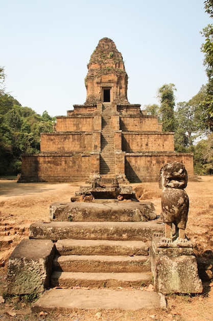 Marches de pierre par la statue d'animaux par l'ancien temple du site d'Angkor Wat à Siem Reap au Cambodge