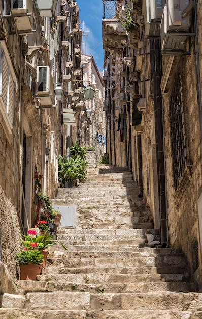 Marches raides et rue étroite dans la vieille ville de Dubrovnik