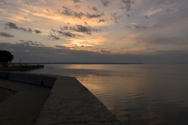 Marchez à l'aube le long du quai de la ville de Kertch Russie paysage marin d'un matin d'été le concept de voyage et de loisirs