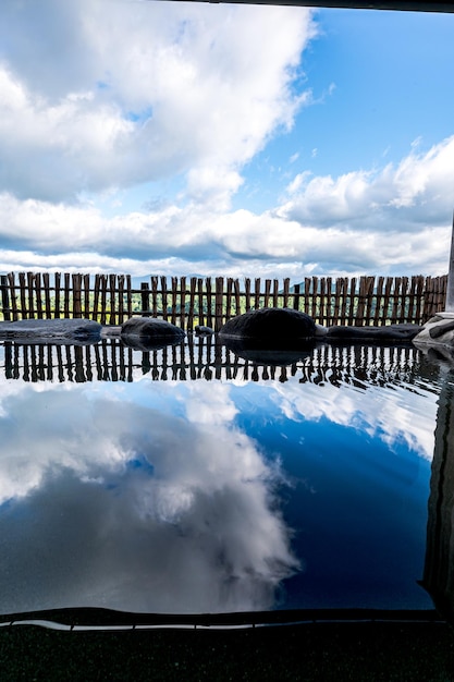 Une mare d'eau avec des nuages dans le ciel