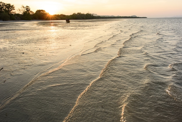 marée basse au coucher du soleil sur la mer d&#39;Andaman, Thaïlande