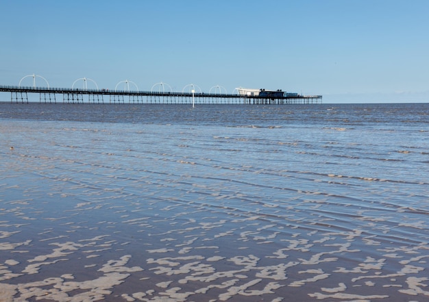 Marée haute à la jetée de Southport en Angleterre