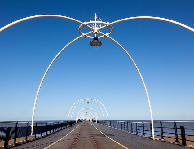 Marée haute à la jetée de Southport en Angleterre