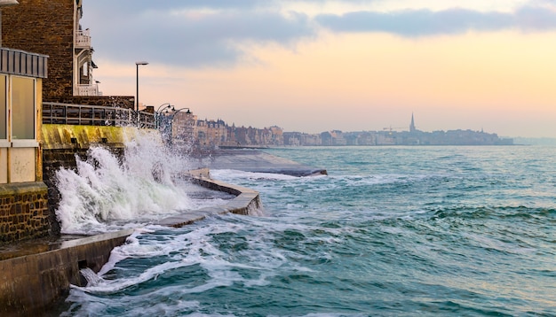 Marée haute à Saint-Malo, Bretagne, France