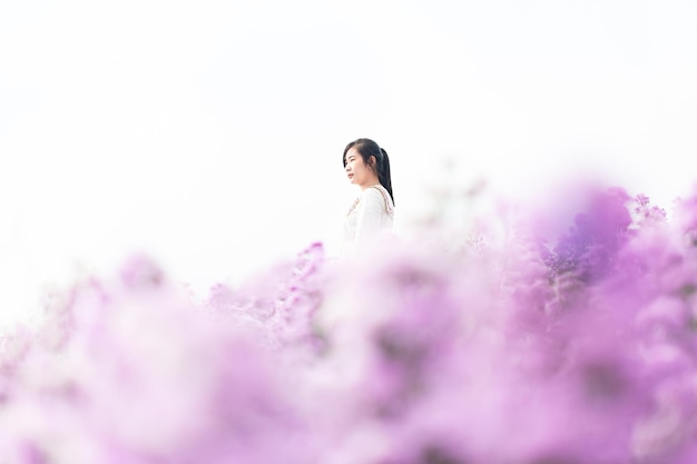 Margaret champ de fleurs et womanPortrait d'adolescente dans un jardin de fleurs