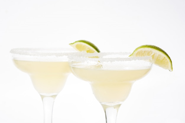 Margarita cocktail au citron vert en verre isolé sur blanc