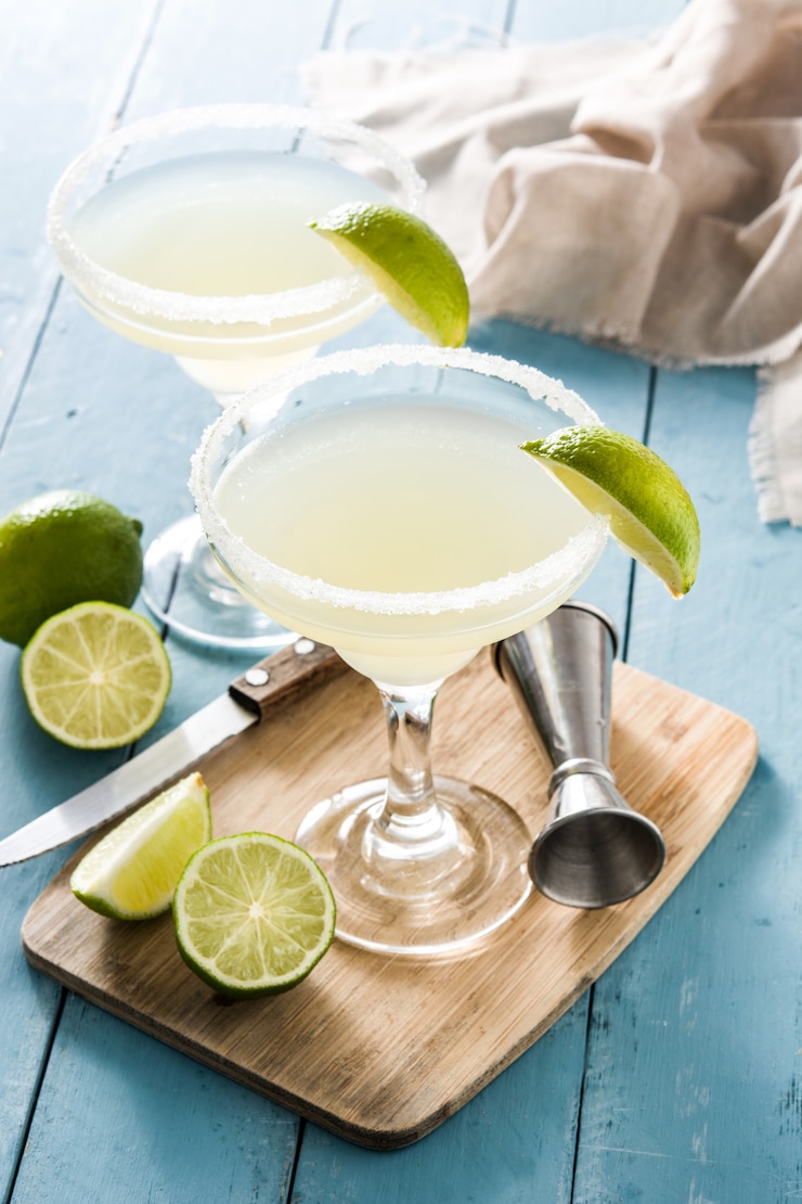 Photo margarita cocktail au citron vert en verre sur une table en bois bleue