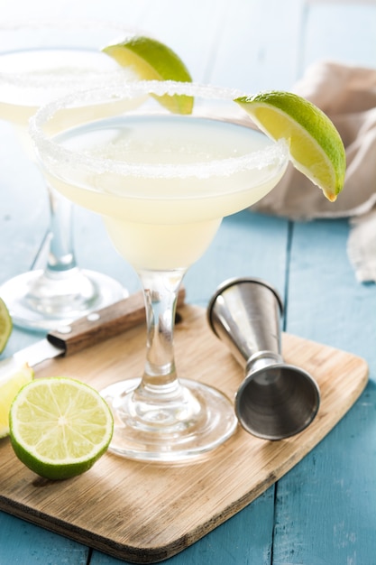 Margarita cocktail au citron vert en verre sur une table en bois bleue