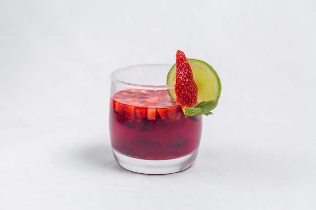 Margarita congelée classique aux fraises et au citron vert avec des fraises fraîches Recette de dessert de la Saint-Valentin Jus de fraise