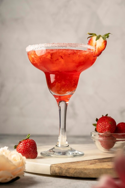 Margarita rafraîchissante aux fraises dans un verre à pied haut avec des fraises fraîches