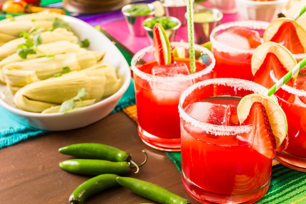 Margaritas aux fraises et citron vert sur la table de fête.