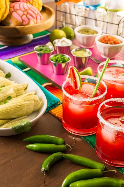 Margaritas aux fraises et citron vert sur la table de fête.