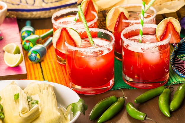 Photo margaritas aux fraises et citron vert sur la table de fête.