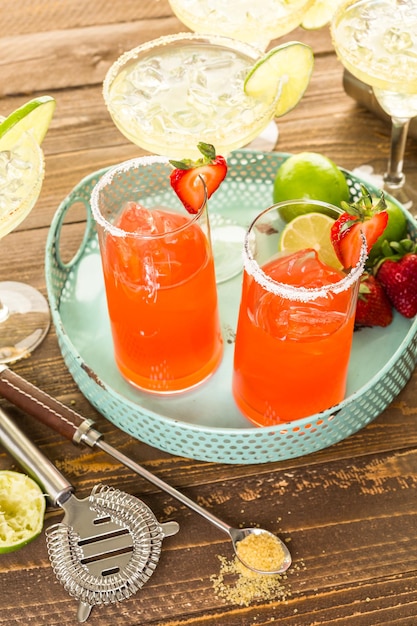 Margaritas classiques au citron vert et aux fraises sur glace.