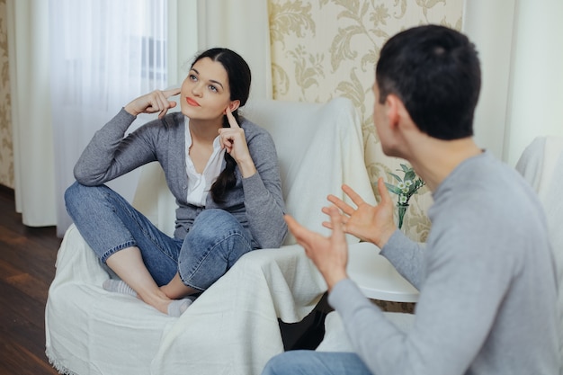 Le mari crie après sa femme, la femme ne veut pas l'écouter