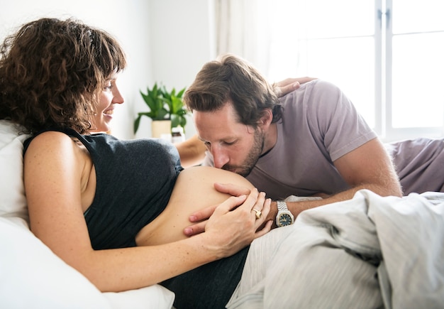 Mari embrassant une bosse de bébé