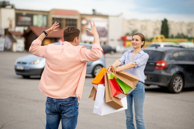 Le mari est choqué par les achats de la femme, le stationnement