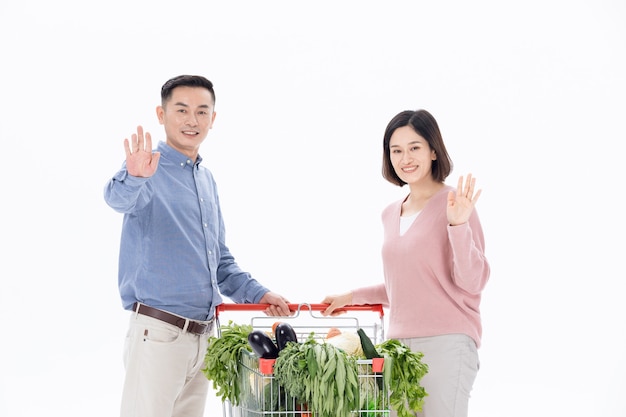 Mari et femme, acheter des légumes au supermarché