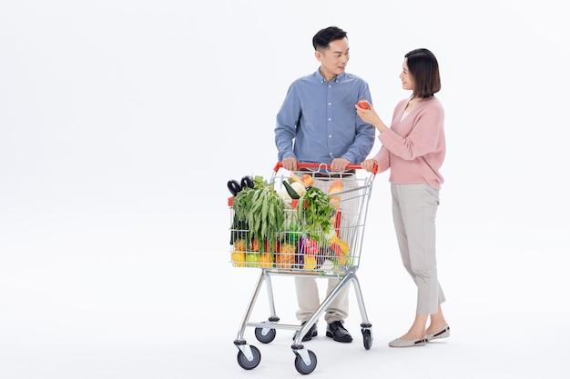 Mari et femme, acheter des légumes au supermarché