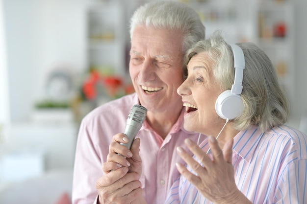 Mari et femme chantant des chansons