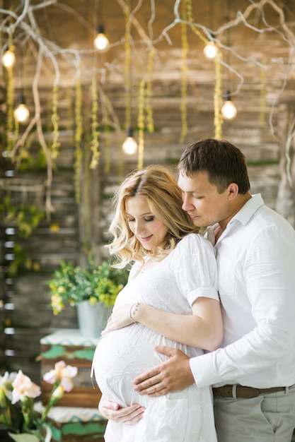 mari et femme enceinte dans un café,