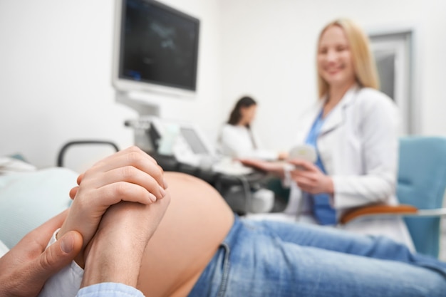 Mari et femme enceinte gardant les mains ensemble