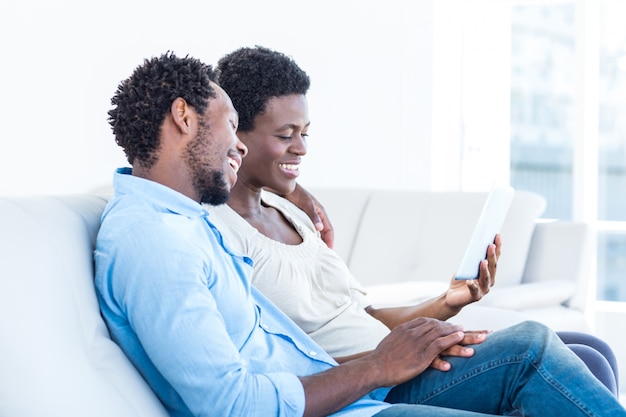 Mari et femme regardant la tablette