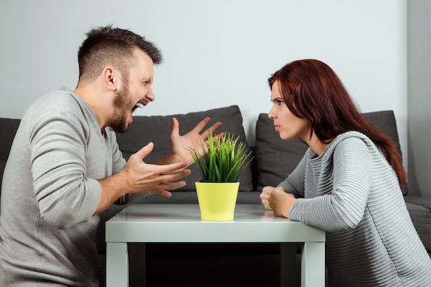 Mari et femme se crient dessus, gros plan