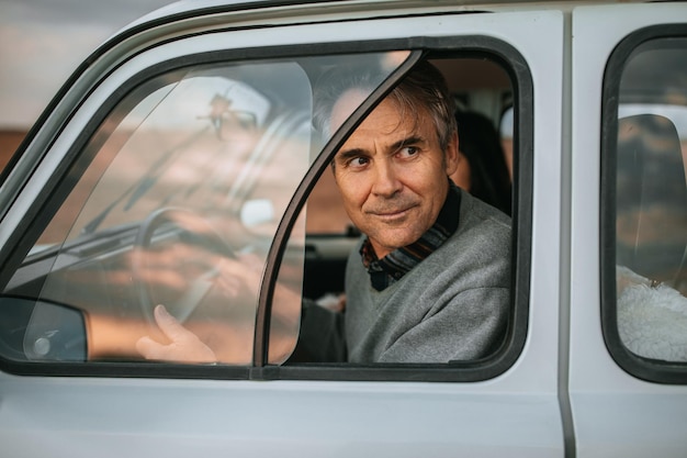 Mari et femme voyageant en voiture