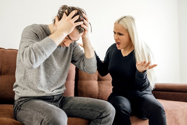 Mari réfléchi bouleversé pensant à la femme de problèmes de relation