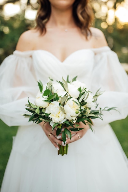 Mariage beau bouquet de mariée heureuse journée ensoleillée