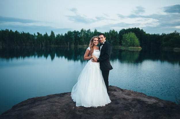 Mariage d'un beau couple sur fond de canyon