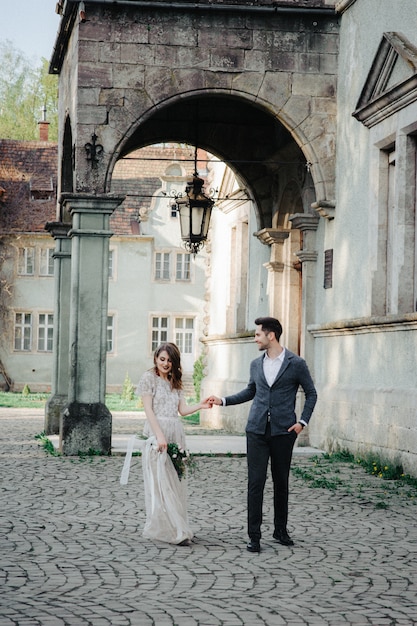 Mariage beau couple le soir dans un château