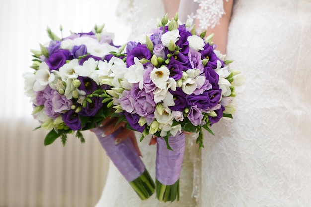 Mariage bouquet de fleurs dans les mains de la mariée