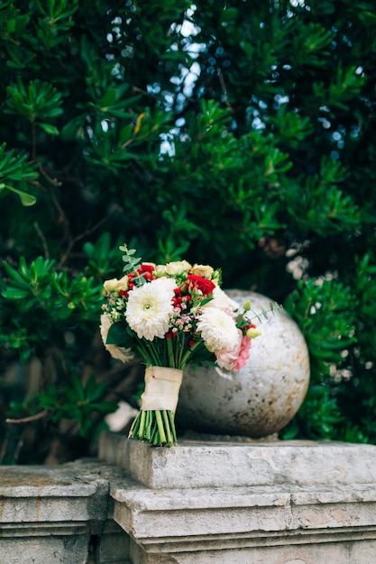 Mariage bouquet de mariée de roses chrysanthèmes eucalyptus bébé