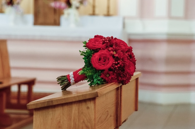 Mariage . Bouquet de mariée de roses colorées dans la main de la mariée.