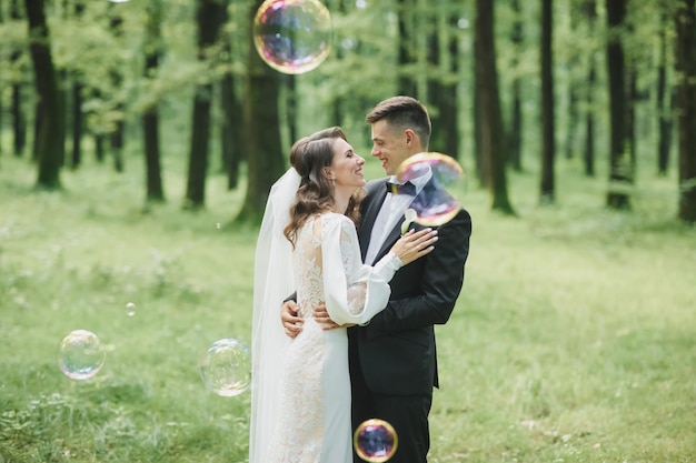 Mariage. Les bulles de savon des mariés éclatent