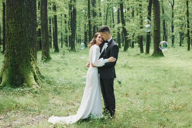 Mariage. Les bulles de savon des mariés éclatent