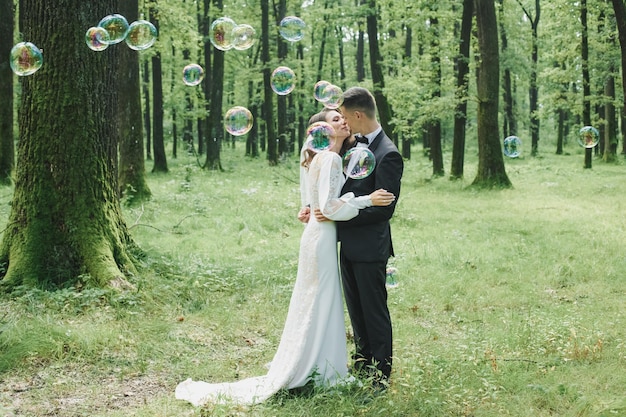 Mariage. Les bulles de savon des mariés éclatent