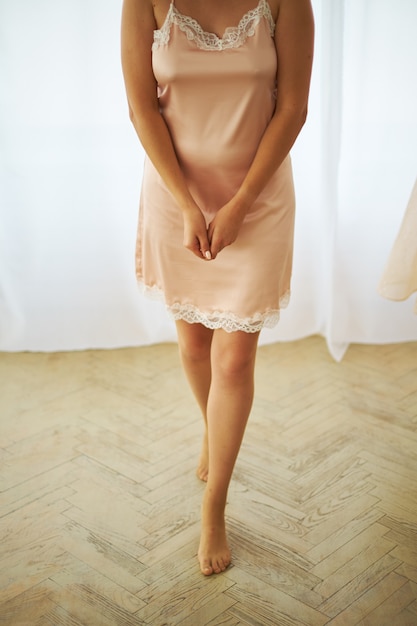 Photo mariage conceptuel, le matin de la mariée à l'européenne. robe de boudoir